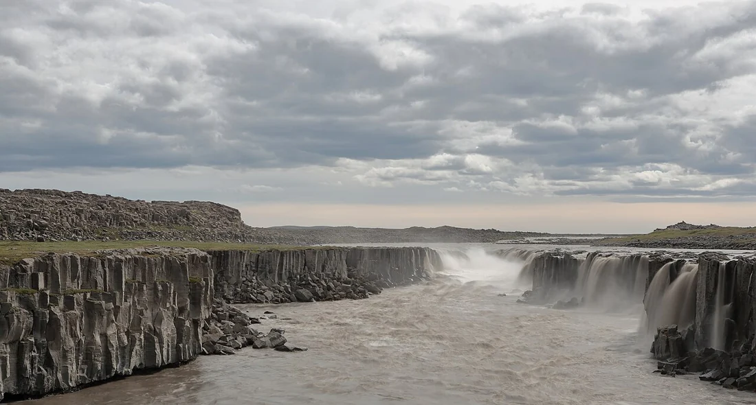 Dòng nước đang chuyển động ở thác Selfoss, Iceland.
