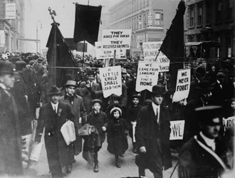 Người ủng hộ cuộc đình công ngành dệt Lawrence tuần hành tại New York năm 1912.