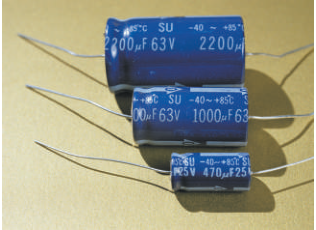 Hình 24.4: Các tụ linh kiện có nhãn 2200 µF, 1000 µF và 470 µF