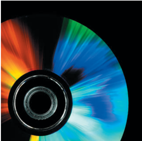 Hình 36.17: Các hốc siêu nhỏ trên bề mặt đĩa DVD hoạt động như một cách tử phản xạ, phân tách ánh sáng trắng thành các dải màu thành phần.