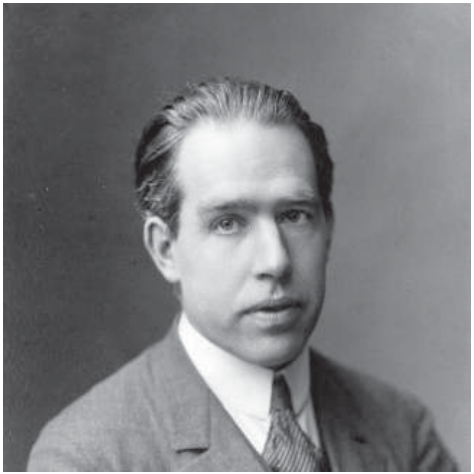 Hình 39.15: Niels Bohr (1885–1962) thời trẻ khi ông phát triển mô hình nguyên tử mang tên mình. Sau này ông có nhiều cống hiến nền tảng cho sự phát triển của cơ học lượng tử.