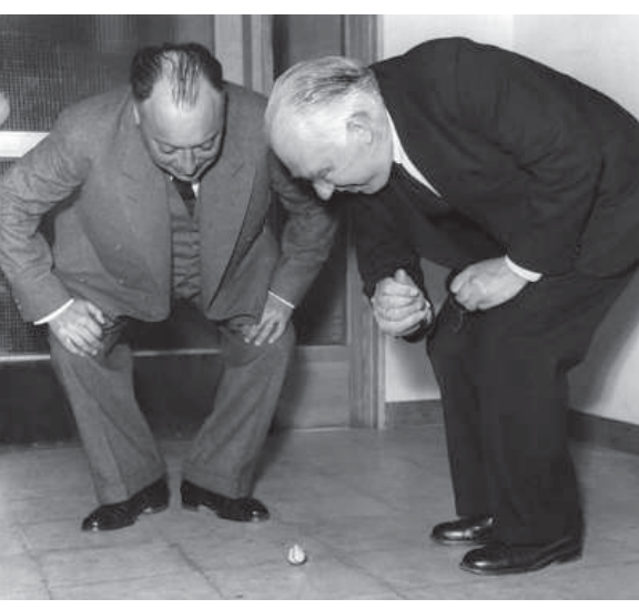 Hình 41.20: Wolfgang Pauli và Niels Bohr quan sát một con quay. Nguyên lý loại trừ gắn với tên Pauli giải thích sự lấp đầy các trạng thái electron.