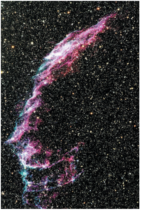 Hình 44.23: Tinh vân Mạng che (Veil Nebula) trong chòm sao Thiên Nga, tàn tích ngoạn mục của một vụ nổ siêu tân tinh diễn ra cách đây hàng nghìn năm. Các vụ nổ siêu tân tinh giải phóng các nguyên tố nặng vào môi trường liên sao, cung cấp nguyên liệu tái sinh cho các thế hệ sao và hành tinh tiếp theo, bao gồm cả hệ Mặt Trời và sự sống của chúng ta.
