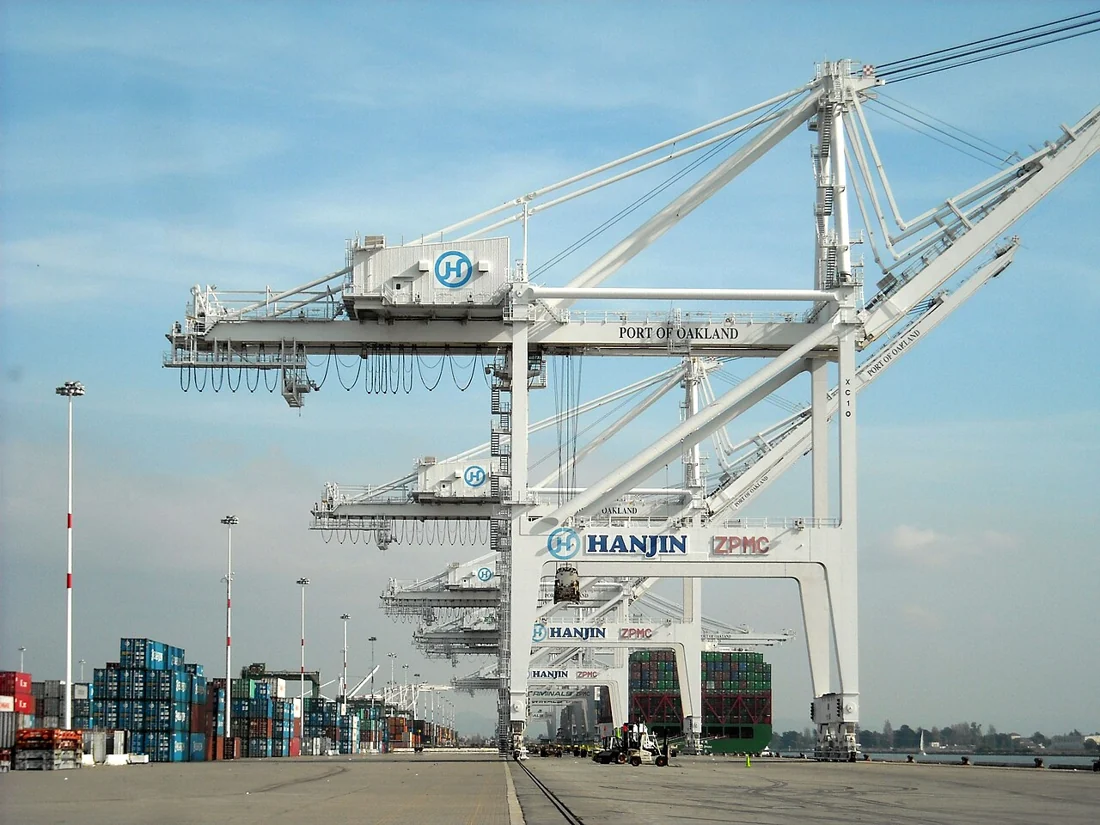 Cần cẩu và container tại một cảng hàng hóa.