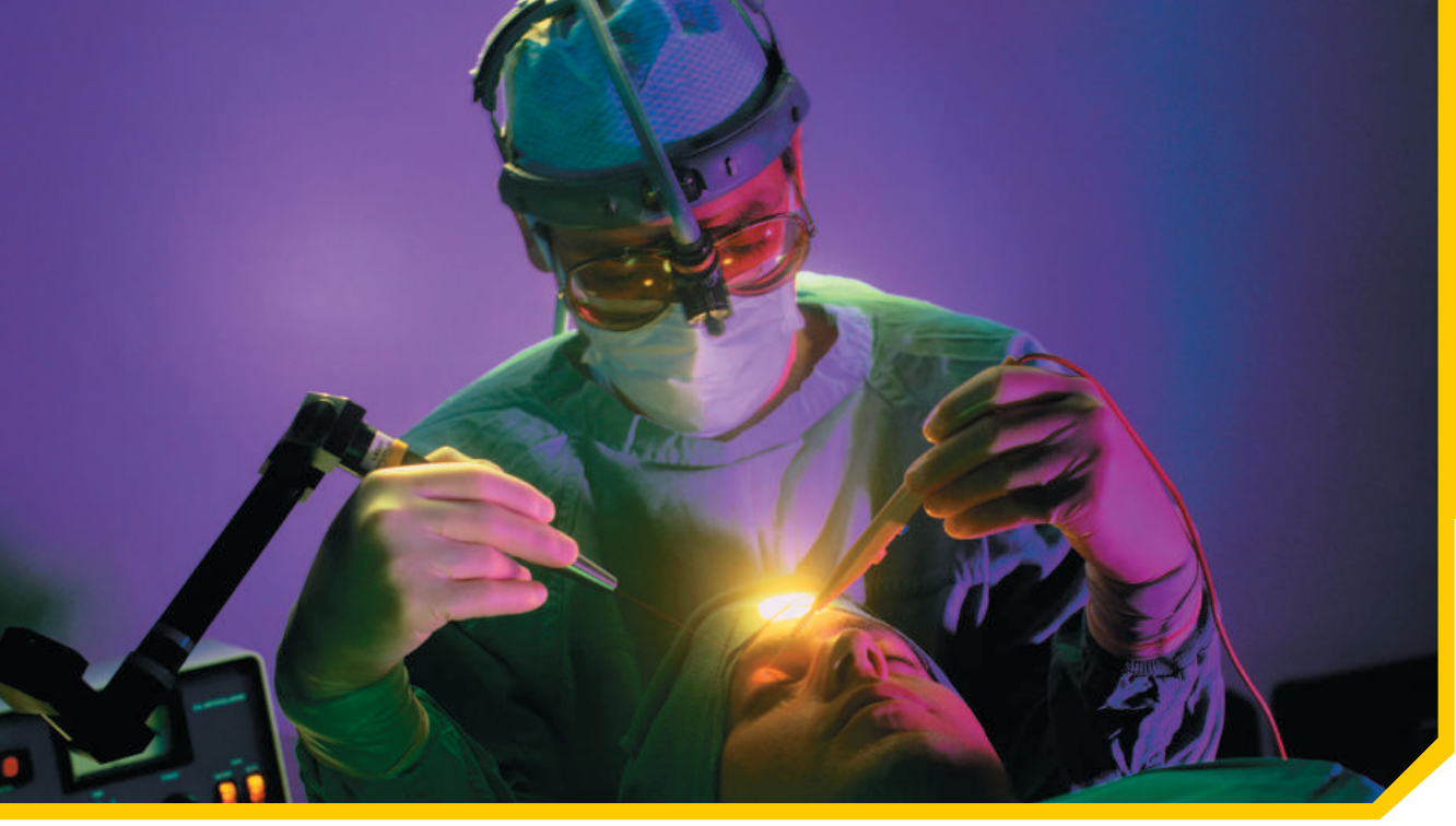 Mở đầu: Đèn đội đầu phát ánh sáng nhìn thấy và laser hồng ngoại minh họa sự khác nhau giữa năng lượng mỗi photon với năng lượng cả chùm truyền trong một giây.