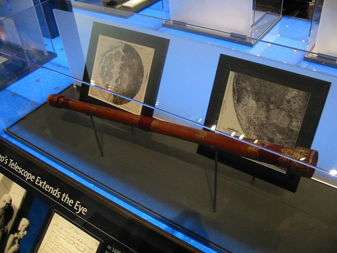 Bản phục dựng kính thiên văn thời Galileo tại Đài thiên văn Griffith.