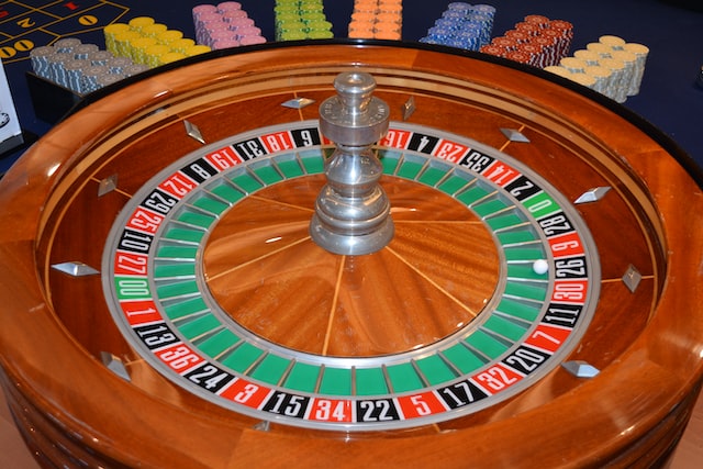 Bàn quay Roulette chuẩn của Mỹ gồm 38 ô với các màu đỏ, đen và xanh lá.
