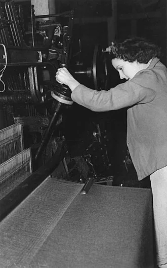 Một công nhân vận hành máy dệt tại Ipswich, Australia, năm 1940.