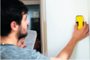 Thiết bị dò nhận thay đổi điện dung khi đi qua một chi tiết phía sau tường